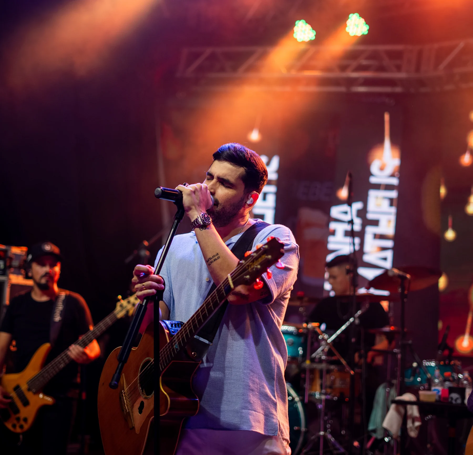 Cantor ao microfone durante apresentação ao vivo